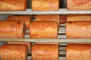 Eigene Produktion: altbewährte Rezepturen unter Einsatz frischer heimischer Gewürze & Kräuter