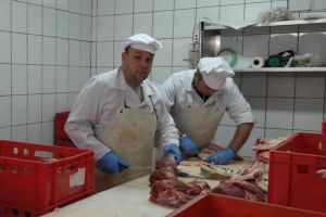 Eigene Produktion: altbewährte Rezepturen unter Einsatz frischer heimischer Gewürze & Kräuter